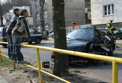 Kierowca Daihatsu podczas manewru wyprzedzania na ul....