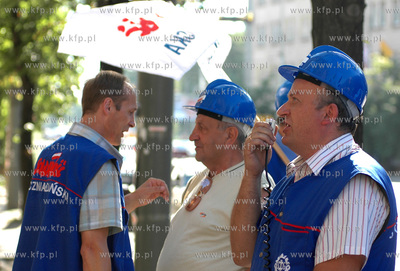 Protest stoczniowcow przed gmachem Sadu Rejonowego...
