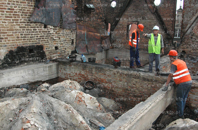 Odbudowa kosciola Sw. Katarzyny w Gdansku. Nz. Robotnicy...