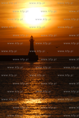 Port w Gdyni. Wschod slonca 15.04.2007 fot. Wojciech...