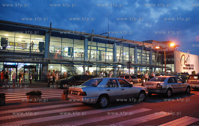 Gdansk Rebiechowo. Lech walesa Ari Port noca.
10.08.2007
fot....