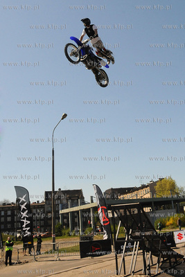Mlode Miasto w Gdansku. Pokazy Freestyle Motocross...