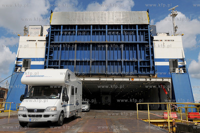 Gdynia. Do nabrzeza w Baltyckim Terminalu Kontenerowym...