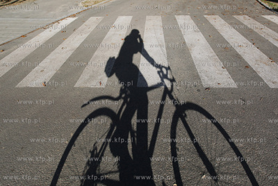 Cien rowerzysty na sciezce rowerowej przy Aleji Zwycienstwa....