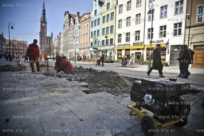 Remont plyt marmurowych na ulicy Dlugi Targ niedaleko...