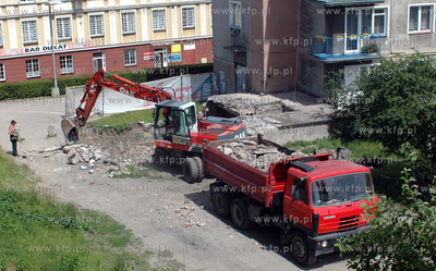 Wyburzanie starej, niedzialajacej przyblokowej kotlowni...