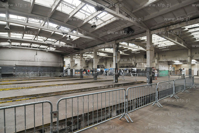 Hale dawnej zajezdni autobusowej w Gdyni. Uroczyste...