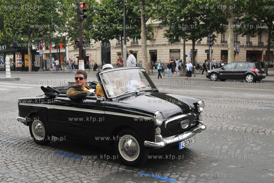 Przejazd ulicami Paryza zabytkowych i unikalnych samochodow...