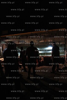 Ulewa podmyla chodnik przed dworcem skm na Zabiance,...