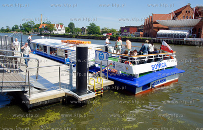 Gdansk. Tramwaj wodny cumuje do przystanku przy Targu...