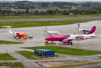 Gdansk, Rebiechowo. Nz. Widok na plyte postojowa statkow...