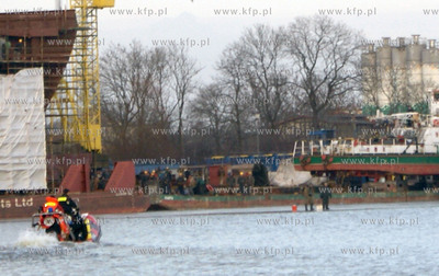 Akcja ratowania wedkarzy dryfujacych na krze w poblizu...