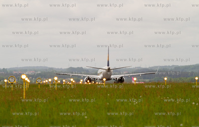 Port Lotniczy Gdansk im. Lecha Walesy. Nz. Embraer...