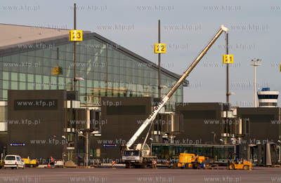 Przymiarka do instalacji rekawow przy terminalu pasazerskim...