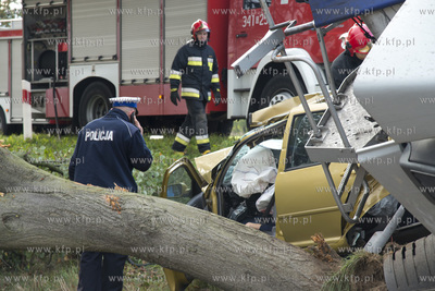 Stara Dabrowa na krajowej 6. Volkswagen Golf zderzyl...