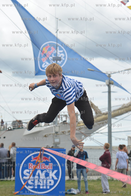 25 metrow nad pokladem Daru Mlodziezy zacumowanym przy...