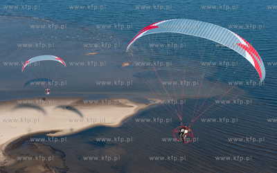 Paralotnia nad wodami Zatoki Puckiej. 13.04.2009 fot....