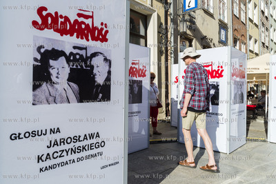 Gdańsk, ul. Długa. Wystawa "Drużyna Lecha", plakaty...