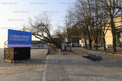 Gdynia. Plac przed plażą miejską. Nz. mobilna elektroniczna...