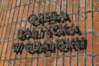 Gdańsk - Wrzeszcz. Napis Opera Bałtycka w Gdańsku.06.02.2021...