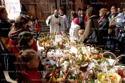 Swiecenie pokarmow w bazylice sw. Brygidy w Gdansku.
15.04.2006
fot....