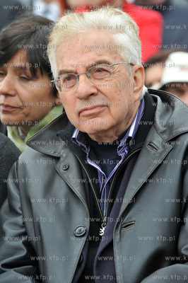 Przed Dworcem PKP w Gdansku odslonieto pomnik poswiecony...