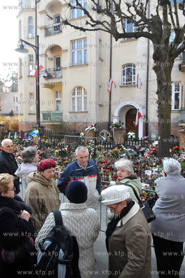 Sopot. Ul. Armii Krajowej 55. Ludzie skladaja kwiaty...