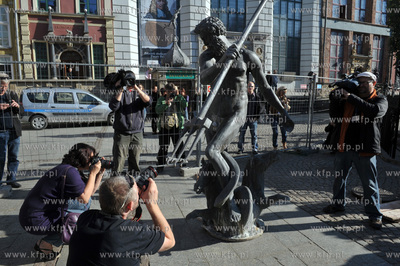 Gdansk. Demontaz figury Neptuna z fontanny na Dlugim...