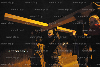 Droga krzyzowa przeszla ulicami kaszubskiego Zukowa...