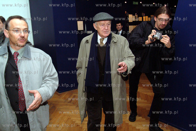Mieczyslaw Rakowski ostatni premier PRL oglada wystawe...