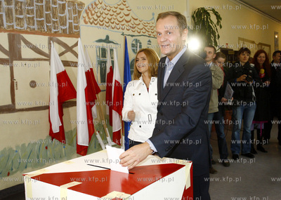 Sopot. Wybory do Europarlamentu. Glosuje Premier RP...