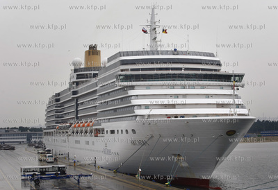 Gdansk. Terminal kontenerowy DCT Gdansk S.A. Nz. wycieczkowiec...