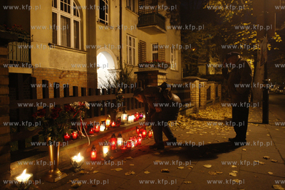 Sopot. Wszystkich swietych. Znicze pod kamienica, w...