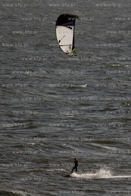 Gdynia Orlowo. Kitesurfing.
25.10.2011
fot. Krzysztof...