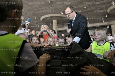 Przed stadionem pilkarskim PGE Arena odslonieto jej...