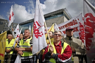 Gdansk. Demonstracja pracownikow firmy energetycznej...