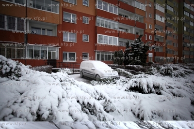 Gdansk Zaspa. Nz. zasniezone samochody przy ul. Startowej....