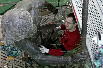 Konserwacja fontanny Neptuna na Długim Targu. Nz....