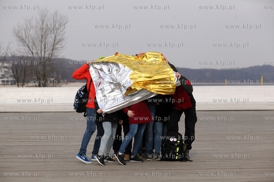 Sopot. Ludzie oglądają zaćmienie słońca na molo.
20.03.2015
fot....