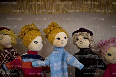 Gdańsk. Jarmark św. Dominika. Nz. stoisko z lalkami...