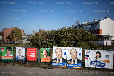 Samorządowa kampania wyborcza. Plakaty na ulicy Uczniowskiej...