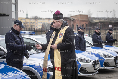 Uroczyste przekazanie do służby w policji samochodów...