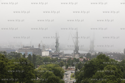 Dzwigi Stoczni Gdańskiej we mgle.
12.06.2020
fot....