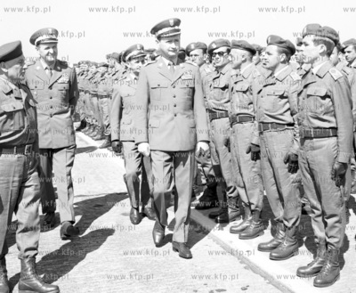 Minister Obrony Narodowej gen. Wojciech Jaruzelski...