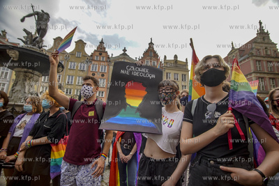 Gdańsk. Manitestacja Jestem LGBT na Długim Targu....