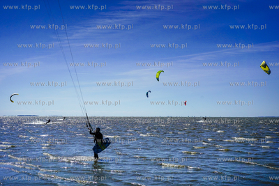 Kitesurfing na Zalewie Wiślanym w okolicy Kadyn. 29.05.2021...