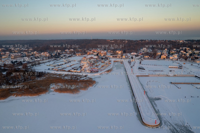 Zima na Mierzei Wiślanej. Port w Krynicy Morskiej....