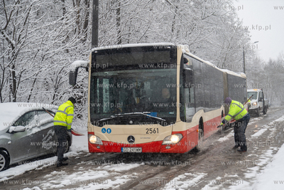 Intensywne opady śniegu w Gdańsku. Podsypywanie soli...