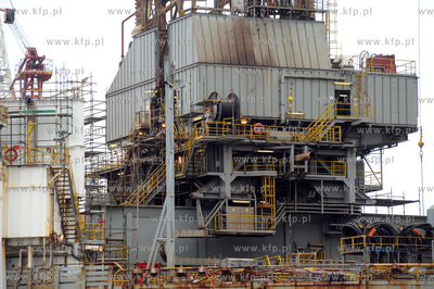 Samopodnosna platforma wiertnicza ENSCO100 przechodzi...