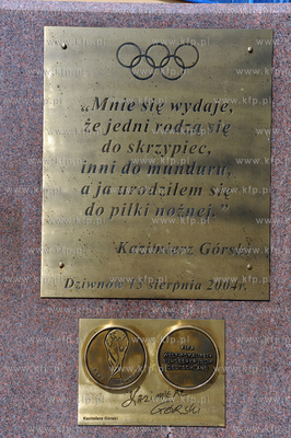 Dziwnow, Aleja Gwiazd Sportu. Marmurowe plyty z replikami...